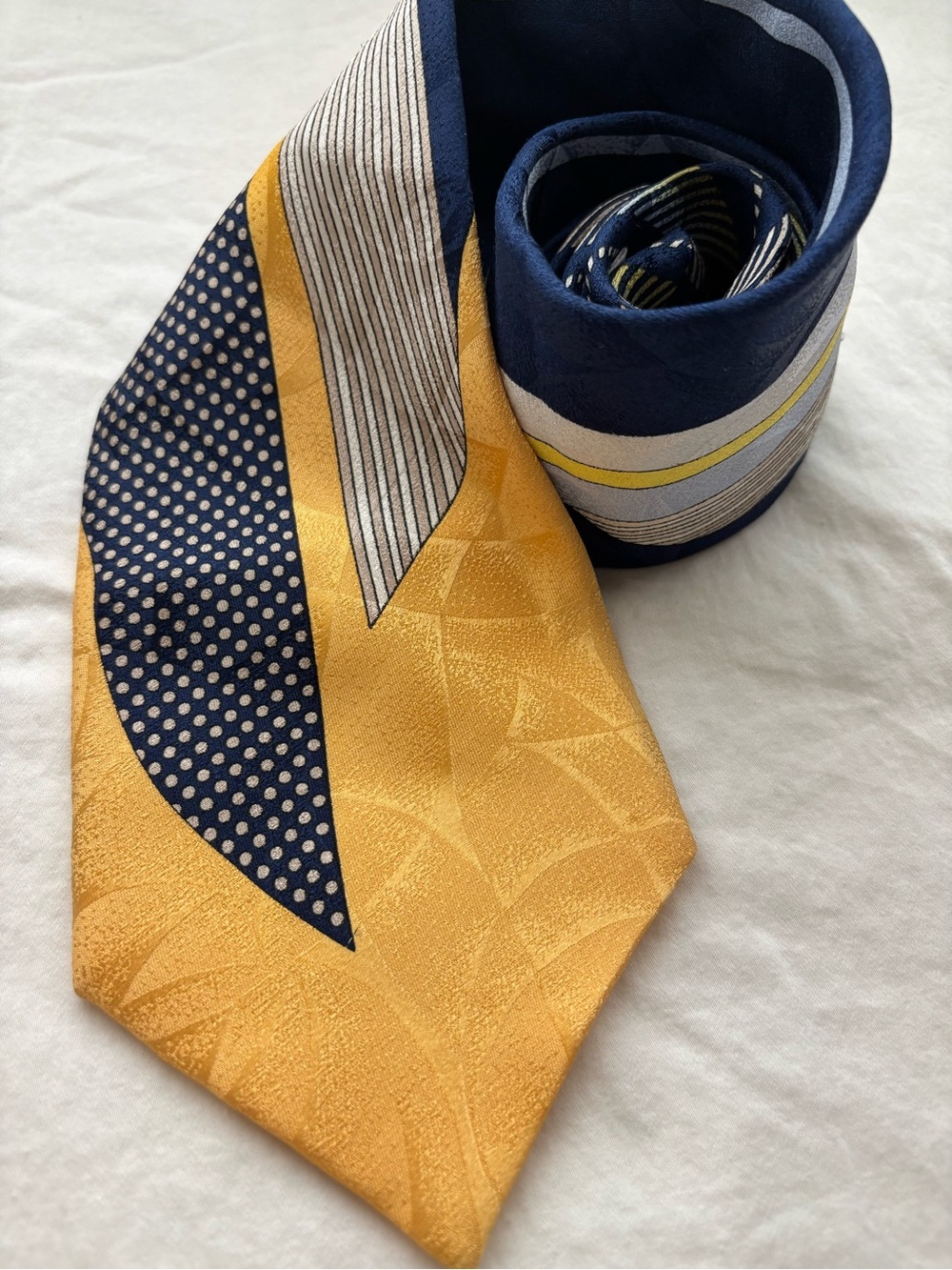 Stunning Vitaliano Pancaldi 100% Silk Tie Navy Geometric Original Gold Chain